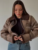 Campera marrón de cuero sintético con interior de piel sintética color marrón.