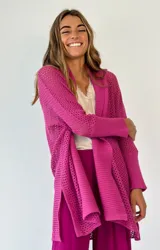 Saco abierto de tejido de punto calado color fucsia, con cuello solapa y puños acanalados.