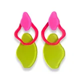 Par de aros colgantes con formas abstractas en colores rosa, fucsia y verde lima.