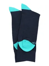 Calcetines de vestir azul marino con talón y puntera en color turquesa. Presentan un pequeño pato bordado en el lateral.