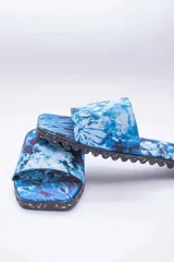 Sandalias veganas con capellada de algodón con estampado batik en tonos azules y suela de neumáticos reciclados.