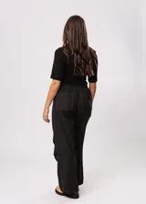 Pantalón de vestir negro con corte recto y tiro alto.