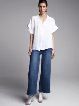 Pantalón de jean azul de corte ancho.