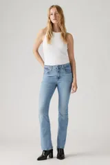 Pantalón de jean de tiro alto y corte bootcut, color celeste claro.