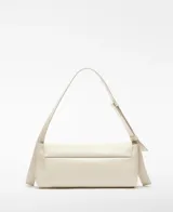 Bolso de hombro Adolfo Domínguez modelo Orión, confeccionado en piel de búfalo con acabado craquelado brillante. Presenta un diseño rectangular con solapa, cierre magnético y asa corta regulable con hebilla.