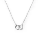 Collar plateado con cadena fina y dije de dos círculos entrelazados.