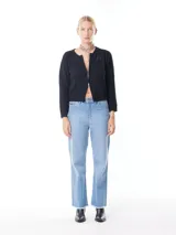 Pantalón de jean celeste de corte recto y tiro medio, con ruedo desflecado.