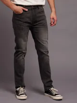Jean de corte recto en color gris oscuro con efecto lavado, confeccionado en denim resistente, con diseño clásico de cinco bolsillos y cierre frontal con botón y cremallera.