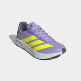 Championes de running Adidas modelo Duramo RC 2 en color lila con las tres tiras laterales en amarillo. Poseen un exterior de malla transpirable, mediasuela con tecnología Lightmotion para una amortiguación ligera y suela de caucho Adiwear de alta resistencia.