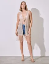 Chaleco de playa color beige, tejido al crochet con patrón calado y terminación con flecos.