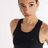 Musculosa deportiva New Balance negra, de corte ajustado, con logo pequeño en el pecho y espalda deportiva.