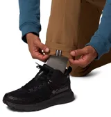 Pantalón cargo de corte recto en color marrón tostado, confeccionado en tejido de algodón elástico. Cuenta con bolsillos laterales de carga con cierre a presión, bolsillos traseros y trabillas para cinturón.