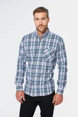 Camisa de viyela tipo leñadora con diseño a cuadros en tonos borgoña, blanco y gris. Manga larga con bolsillo en el pecho y botones en el cuello.