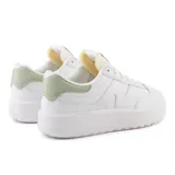 Championes New Balance 302 de cuero blanco con detalles en verde claro en el talón.