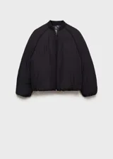 Chaqueta tipo bomber de diseño oversize en color negro, con cuello alto, cierre frontal de cremallera, bolsillos laterales y puños con elástico.