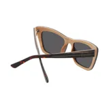 Lentes de sol con marco de madera a rayas horizontales en tonos marrones y lentes grises.