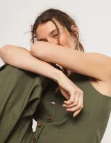 Chaleco negro de lino con botones frontales y forro interno.