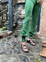 Sandalias negras de tiras finas con taco cuadrado.