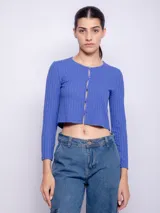 Cárdigan corto azul con textura acanalada, cuello redondo y cierre frontal con botones.