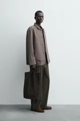 Blazer de corte relajado confeccionada en tejido de algodón con efecto lavado. Presenta cuello con solapas de muesca, cierre frontal de botones, manga larga y bolsillos de plastrón en la parte delantera. Diseño sin forro interior.