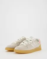 Zapatillas deportivas Coolway modelo Goal, color gris claro con detalles en blanco y rosa. Confeccionadas en serraje suave, con cordones planos de algodón bicolor intercambiables y suela flexible de goma y caucho.