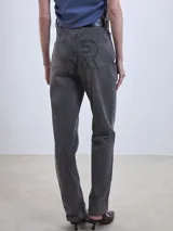 Jeans de mujer tiro alto, corte recto, color gris oscuro lavado.