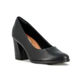 Zapato de vestir Comfortflex color negro, con taco cuadrado de altura media y punta redondeada. Presenta un diseño clásico y minimalista con interior acolchado.
