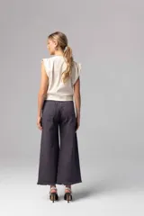 Pantalón denim azul oscuro de corte ancho con terminación desflecada.