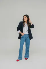 Blazer sastrero negro de corte recto.