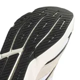 Championes Adidas Lightblaze con diseño técnico y urbano. Presentan un upper de malla blanca con superposiciones en gamuza sintética color beige y detalles en negro. Incorporan mediasuela con tecnología Lightstrike para mayor amortiguación y suela de goma resistente.