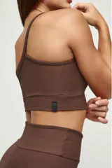 Top deportivo marrón acanalado, con diseño de un solo hombro y textura Ultra Sculpt.