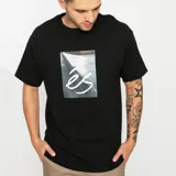 Remera negra de manga corta con cuello redondo y estampado en el pecho con una foto de un skatepark y el logo de la marca éS.