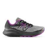 Championes de trail running New Balance DynaSoft Nitrel V5 para mujer, color gris con detalles en negro y violeta.