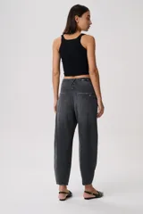 Pantalón de jean celeste de tiro medio y corte holgado. Presenta un lavado bicolor con efecto desgastado y terminación levemente fruncida en el bajo.