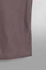Musculosa deportiva Zara Athleticz de tejido ligero y elástico con paneles laterales de malla transpirable. Presenta cuello redondo, sisas amplias y bajo con aberturas laterales.