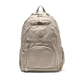 Mochila urbana de tela arrugada color beige, con múltiples compartimentos con cierre, bolsillos laterales y logo circular de la marca en el frente.