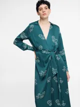 Vestido camisero largo color verde esmeralda con estampado de tigres blancos, cuello camisero, mangas largas y lazo en la cintura.