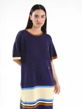 Vestido midi de punto de manga corta con detalles calados y diseño de rayas horizontales tricolor en la parte inferior. Presenta cuello redondo y logo bordado en el pecho.