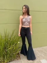 Top asimétrico plateado de crepé foil, con un solo hombro y cruce en el frente que se extiende hacia la espalda.