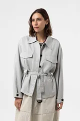 Chaqueta de calce relajado y estilo utilitario, color gris, con bolsillos delanteros grandes con solapa y cinturón ajustable en la cintura.