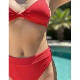 Conjunto de bikini color rojo, compuesto por un corpiño triangular con textura acanalada y una bombacha de tiro alto con corte tipo tanga.