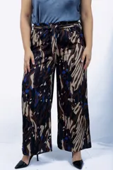 Pantalón palazzo de crepe con spandex, estampado con diseño abstracto en tonos marrón, beige, azul y negro. Cintura elastizada con lazo.