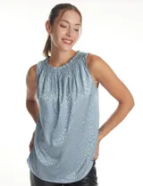 Blusa sin mangas de satén labrado color beige, con cuello a la base fruncido en punto smock.