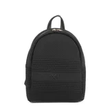 Mochila negra de poliéster con diseño tejido. Tiene acceso con cierre doble, un compartimento principal, un bolsillo interno con cierre y dos bolsillos internos abiertos. Cuenta con correa regulable, herrajes dorados e interior de tela de algodón y poliéster.