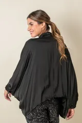 Camisa oversize marrón de viscosa con mangas largas terminadas en puños fruncidos.