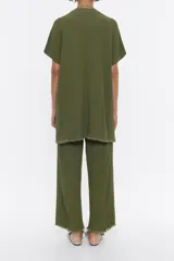 Pantalón tobillero verde militar de viscosa con textura, corte recto, cierre de cremallera lateral y desflecado en el bajo.