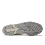 Championes urbanos New Balance modelo 550, color blanco con detalles en gris, confeccionados en cuero, con logo "N" característico en los laterales y suela de goma.