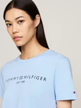 Remera celeste de algodón con cuello redondo y logo de Tommy Hilfiger estampado en el pecho.