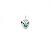 Dije charm con forma de corazón plateado y cristal verde engarzado.
