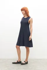 Vestido corto azul marino tejido con lurex, de corte evasé y sin mangas.